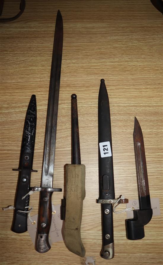 A German WWI fighting/trench knife by Gottlieb Hammesfahr, Solingen, Foche, with scabbard and four bayonets, various,